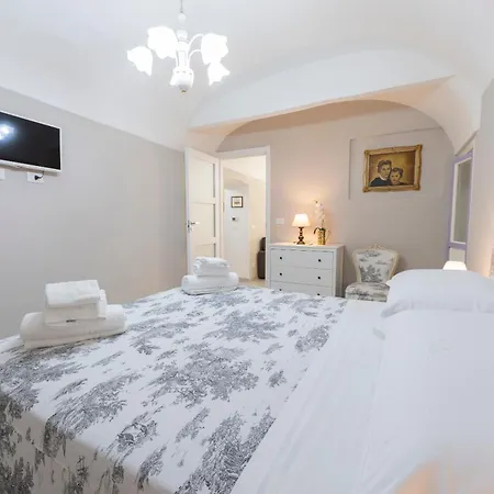Menotti House *