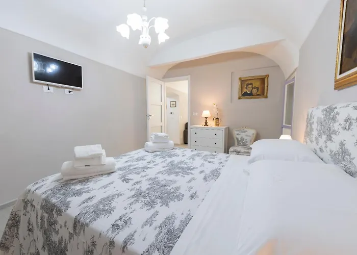Menotti House *